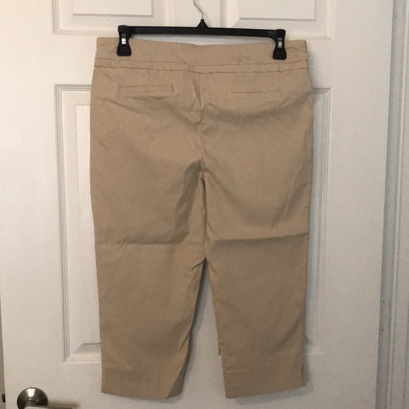 Cute khaki colored capris/ petite size 14 🌷 - Picture 3 of 3